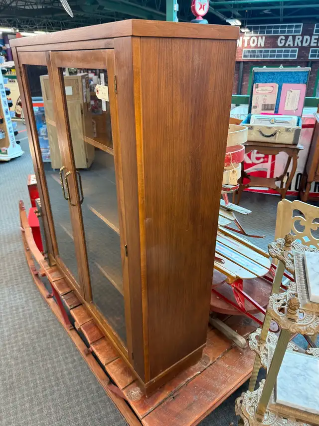Vintage display cabinet with glass doors  in Hutches & Display Cabinets in Edmonton - Image 3