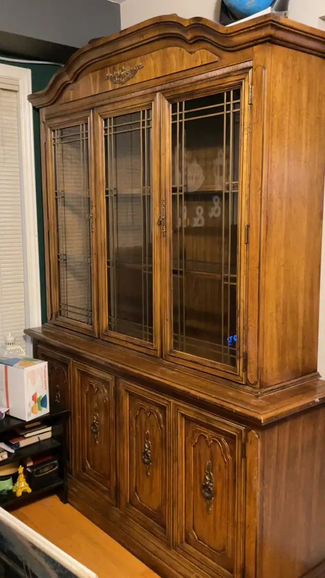 Vintage Solid Wood China Cabinet / Hutch in Hutches & Display Cabinets in Oakville / Halton Region - Image 2