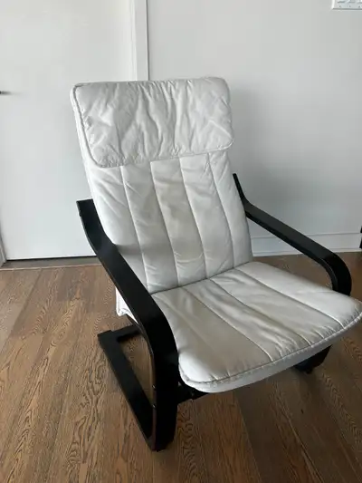 Fauteuil Ikea Poäng, excellent état. Housse lavable à la machine. Structure en bois brun-noir.