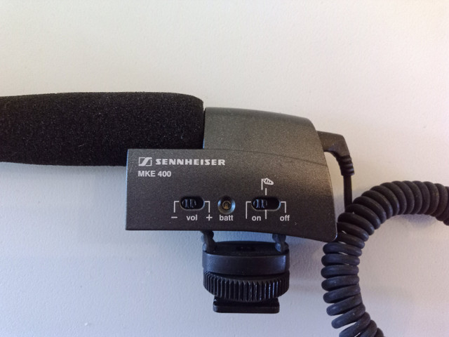 Sennheiser MKE 400 Shotgun Microphone Kit for Cam w/ Shockmount in Other in Markham / York Region