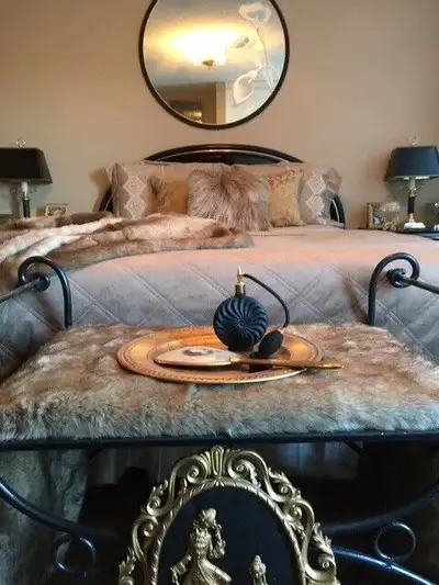 LOVELY QUEEN SIZE BED ,COMPLETE WITH MATCHING END TABLES, DRESSER WITH MIRROR AND ARMOIR. LAMPS ARE...
