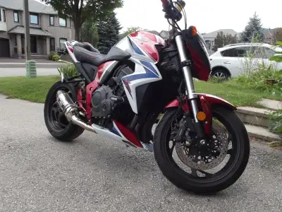 The 2014 Honda CB1000R is a quintessential "Neo-Sport Cafe" pioneer, churning out a formidable 123 H...