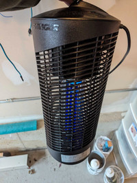 Hanging electric bug zapper 