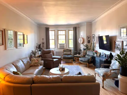 Discover comfort and convenience in this beautiful 3-bedroom apartment perfectly located in Westmoun...