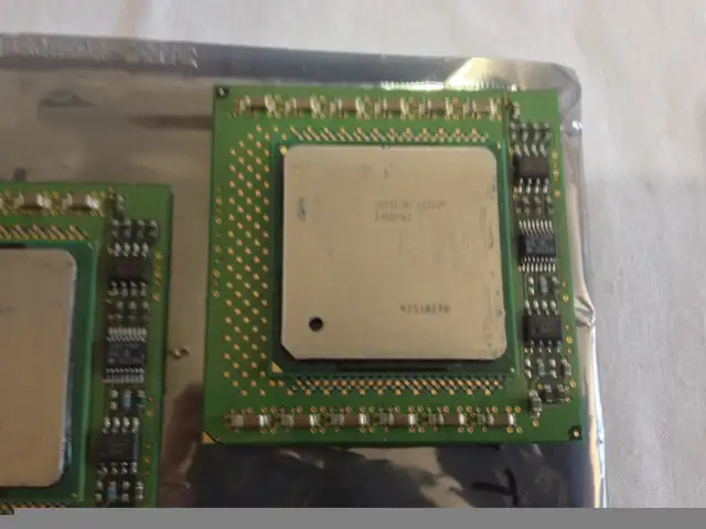 Intel Xeon 2.2GHz SL6EN (RN80532KC049512) CPU Socket 603 in System Components in City of Toronto - Image 4