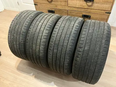 4 Pneus d’été 255/45/19 104. Kumho Majesty. Utilisé une seul saison. État presque Neuf ! $650/4 Pneu...
