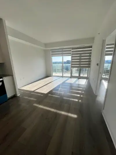 Enjoy breathtaking west views of the Toronto skyline from this top-floor unit with a 9-foot ceiling...