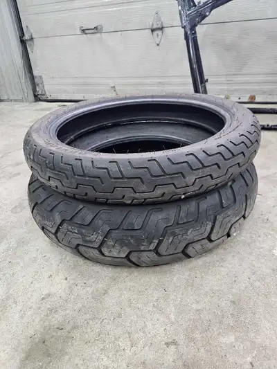Pneus Moto Dunlop D404 très peu usés. avant 100/90-18. 100$ Dimension pour V-Star 1100 Custom. Conta...