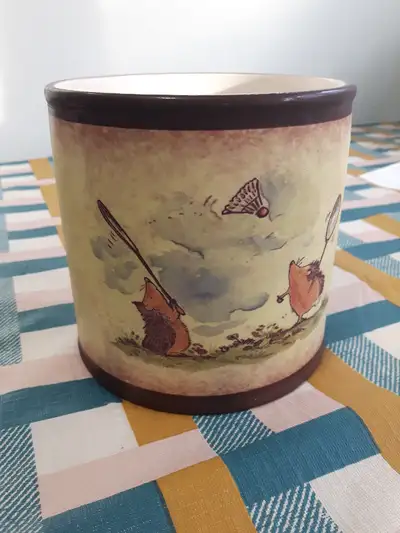 Features two (2) hedgehogs playing badminton - so cute Yellow/brown/green colors Ceramic No cracks/c...