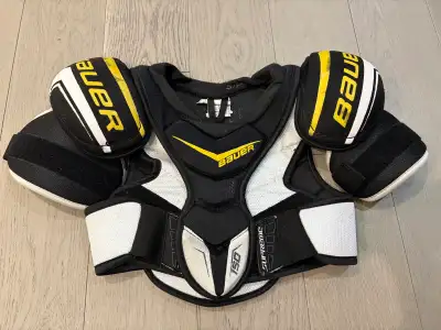 Get ready to hit the ice with these Bauer Supreme 150 Shoulder Pads! These pads are in good conditio...