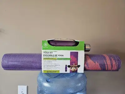 Gaiam - Yoga Kit 3MM no slip mat - purple with pink flower and 710ml purple easy grip water bottle -...