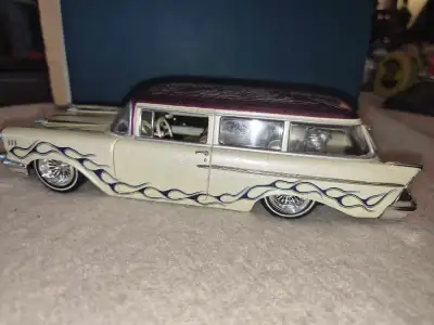 This pre-owned 1:18 scale West Coast Choppers 1957 Chevrolet Nomad die-cast model car features intri...