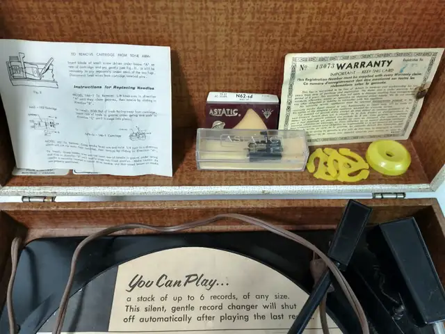 Vintage RCA phonograph in Arts & Collectibles in Sudbury - Image 4