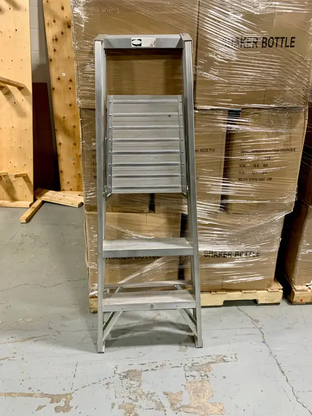 Louisville 3’ Aluminum Step Ladder – 300 lb Rated in Ladders & Scaffolding in Oakville / Halton Region - Image 3