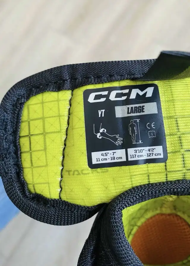 CCM Elbow hockey pads-youth size large  in Hockey in Calgary - Image 4