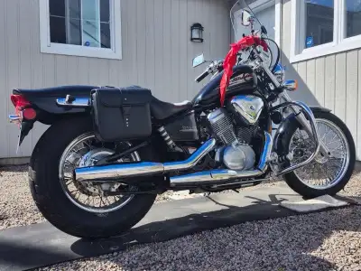 Honda Shadow VLX 600, 41 HP, couple à 37,6 lbs à 3500 RPM. Transmission 4 rapports (large). Siège à...