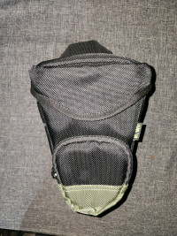 New Kiwi DSLR/MIRRORLESS carrying case with strap and room for l