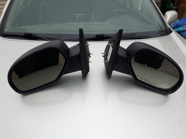 07-14 GMC/Chevy Truck Mirrors in Other Parts & Accessories in Kingston - Image 2
