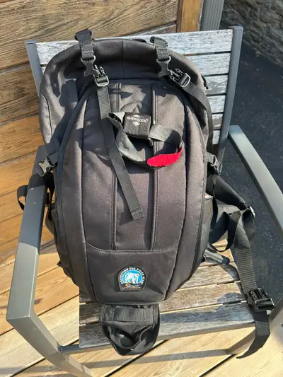 This camera bag is in excellent condition. No holes or rips. All zippers work as designed. Lightweig...