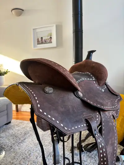 ‼️Optimum leather stock barrel saddle‼️ Super comfy! 7inch gullet 14.5 seat white stitching matching...