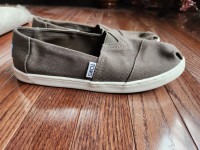 Youth/Woman's Toms Shoes Size 5 (Like New)