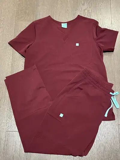 Garde Malade One pocket scrub top (Gabrielle) Straight cut scrub bottoms (Julieta) Colour: BOURGOGNE...