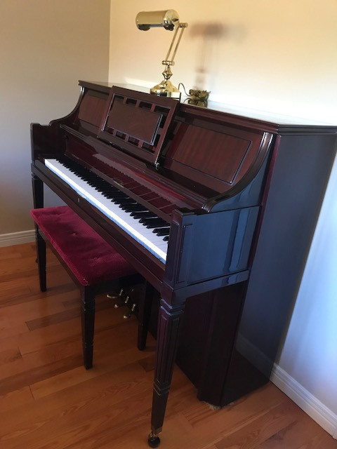 Handok Piano and bench in Pianos & Keyboards in Mississauga / Peel Region