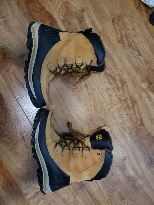 30$ BOYS TIMBERLAND BOOT SIZE 4 in Kids & Youth in Moncton - Image 3