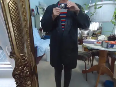 Noir (même s'il peut paraître bleu marine) Longueur 3/4 Comme neuf Moi je pèse 130 lb et je mesure 5...