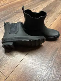 Youth Sz 4 Rubber Boots