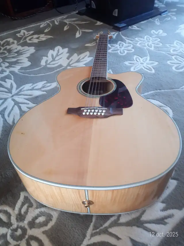 Beautiful Takamine Jumbo GJ72CE-NAT 12 guitar in great condition in Guitars in Drummondville - Image 3