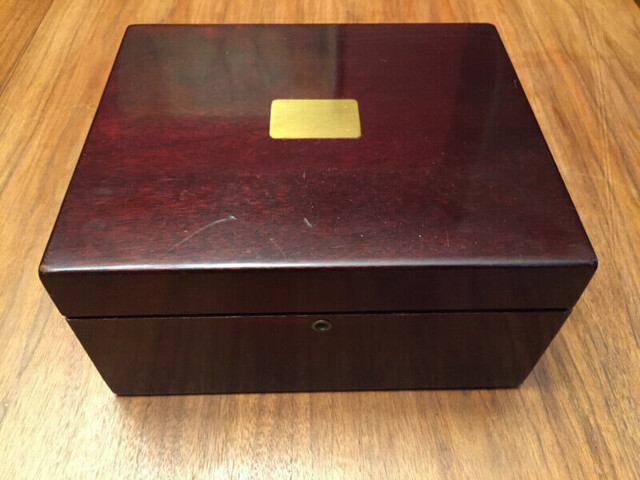 Antique Mahogany Box Poker Set with Mahogany Caddy & Chips in Arts & Collectibles in Winnipeg