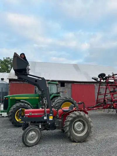 Tracteur Massey Ferguson 135 dièse chargeur Allied ajout récent , benne à gravier , ensemble de four...