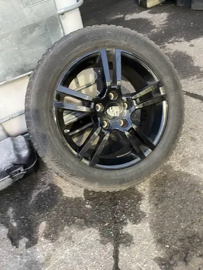Avec quelques égratignures, pneus hiver nokian hakkapeliitta8 235/55R18 à 9-10/32 bolt pattern 5x130
