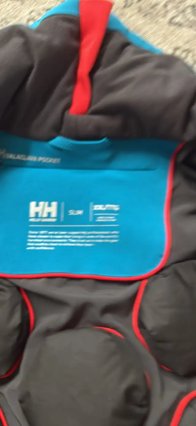 Men’s Helly Hansen ski jacket.  in Ski in Red Deer - Image 4