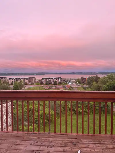 MAGNIFIQUE 4½ AVEC VUE IMPRENABLE SUR LE FLEUVE