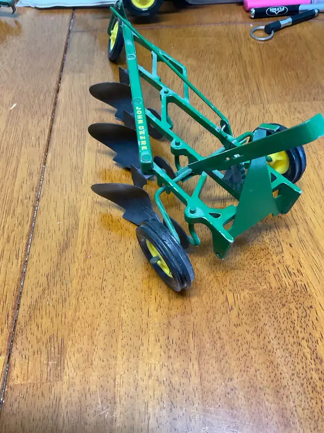 ertl John Deere 4 bottom plow die cast in Toys & Games in Edmonton - Image 2