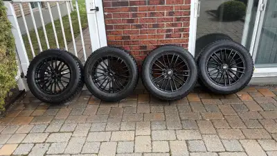 Je vends un ensemble de quatre pneus d'hiver cloutés Nokian montés sur jantes noires, dimension 225/...