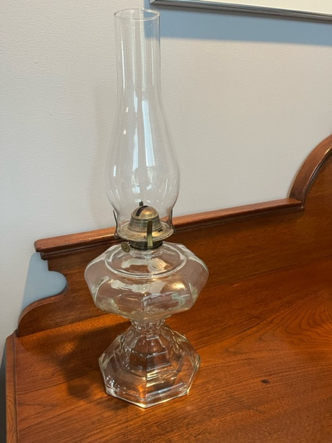 Antique Glass Oil Lamp Lampe à l'huile ancienne en verre in Arts & Collectibles in Gatineau - Image 4