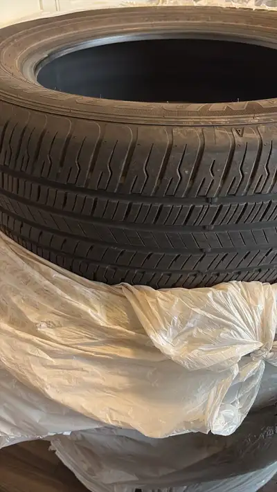 Dunlop. Pneus d'été 235/60R18 presque neufs (ensemble de 4). Pour Lexux NX et d'autres VUS. Utilisés...