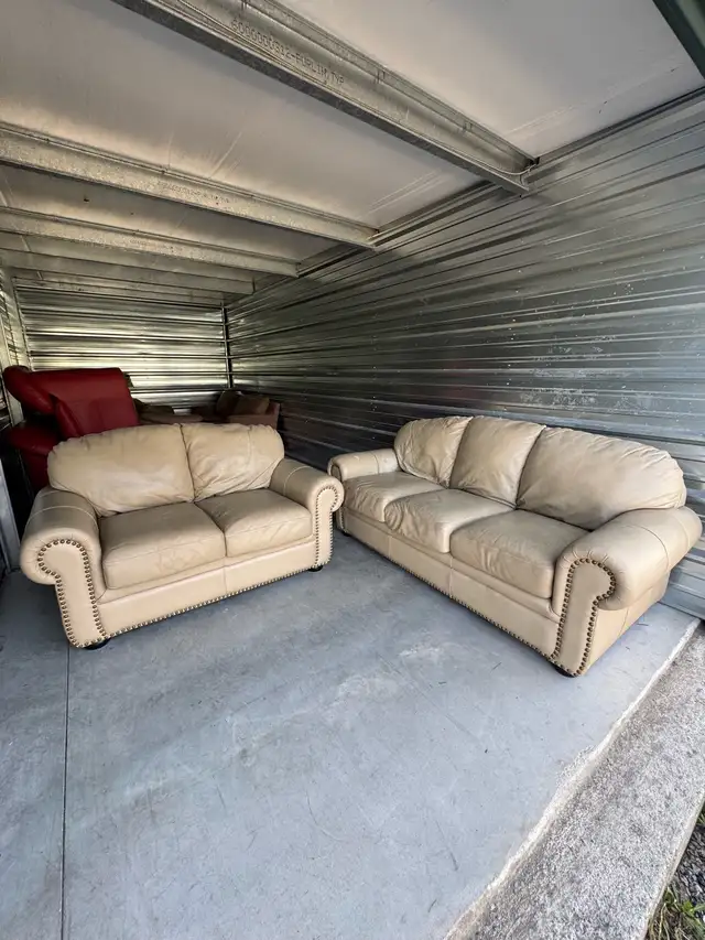Ivory Leather Couch & Loveseat DELIVERY AVAILABLE  in Couches & Futons in Muskoka - Image 2