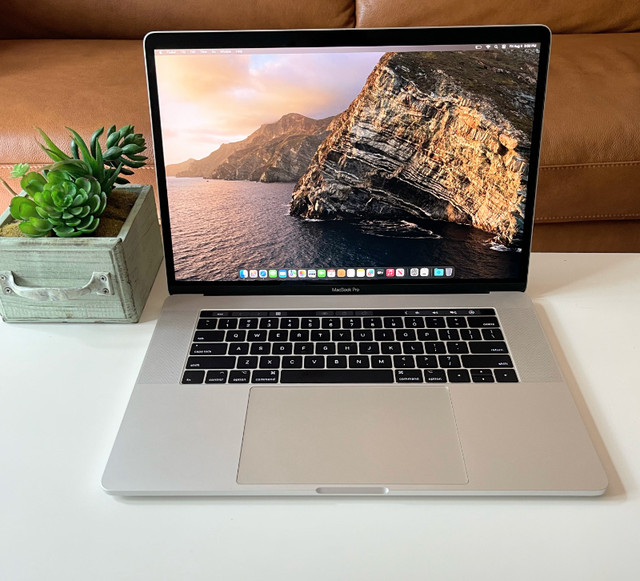 MacBook Pro (15-inch, TouchBar, 2018)    (i9, 16GB,    1TB) dans Portables  à Ville de Montréal