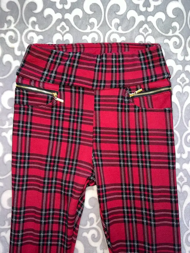 Streetwear Society Women’s Red Checkered Leggings in Women's - Bottoms in Oshawa / Durham Region - Image 3
