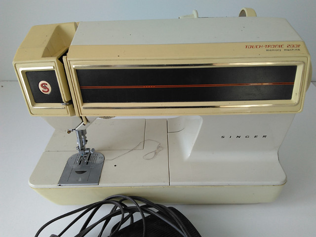 Machine à coudre SINGER Touch-Tronic 2001 Sewing Machine dans Loisirs et artisanat  à Ville de Montréal