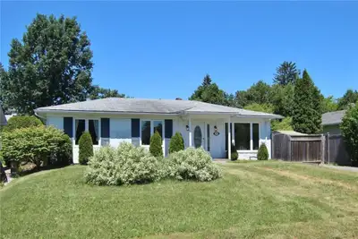 ✨ Spacious 3-bedroom, 2-bathroom detached bungalow in a quiet, family-friendly neighborhood ️ Kitche...