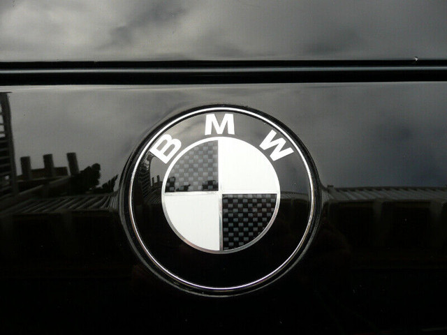 New Car Hood Front Rear BMW Emblem in Carbon Fiber 82mm 74mm dans Autre  à Ville de Montréal - Image 3