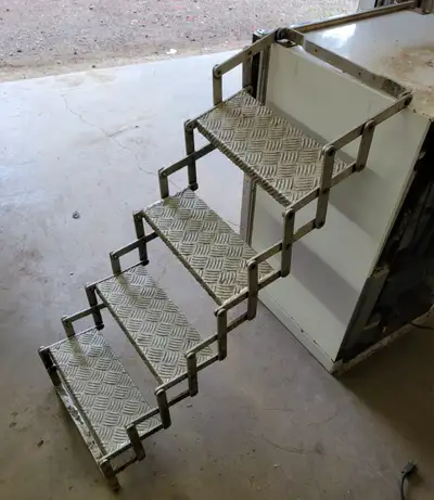 Extends to a maximum of 3.5-4ft Alluminum light weight Does not include mount *I also have other RV...