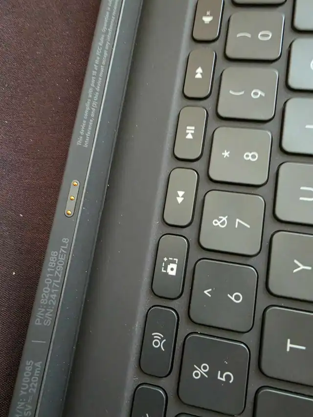 Like New - iPad pro M4/M5 Logitech combo touch keyboard case555210945122816002