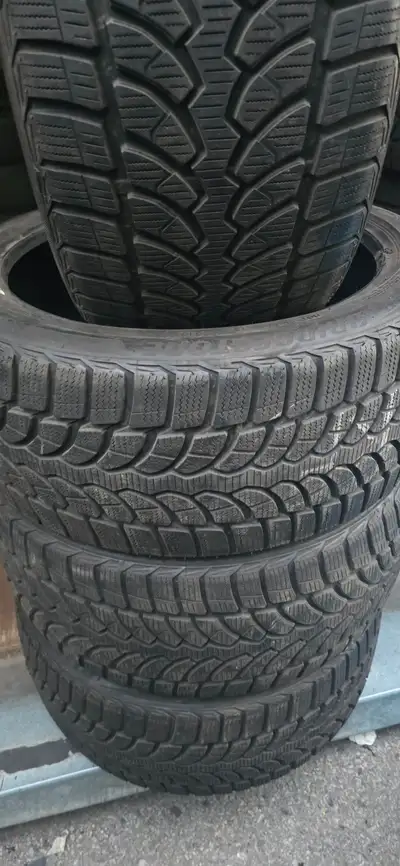 4 x Brigestone Blizzak LM32 275/40R19 101V Winter tire providing excellent traction on snow and ice...