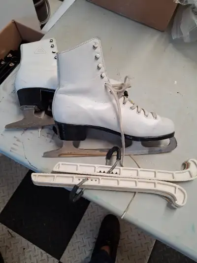 Patin DAOUST grandeur 7 protège lames inclus, View more